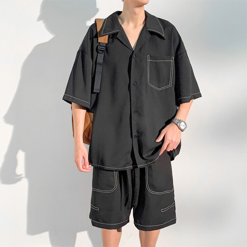 ブラックのセットアップを爽やかに着こなす夏コーデ