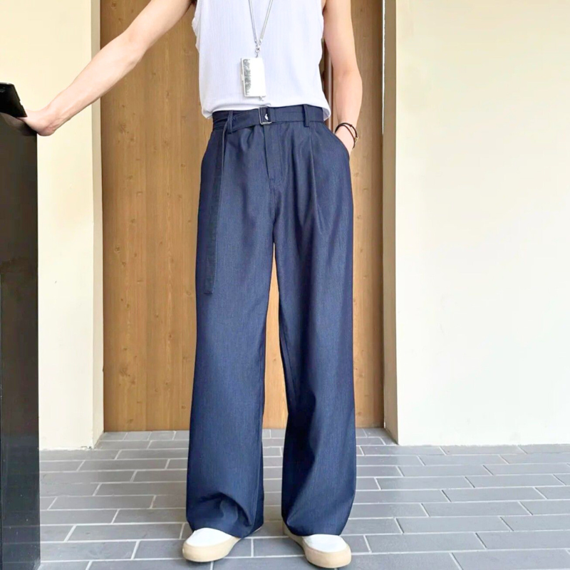 ノースリーブインナーにパンツ単体を合わせたシンプルな夏コーデ