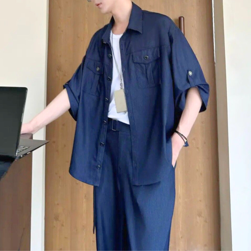 シャツの袖をロールアップして涼しく着こなすサイドポーズ