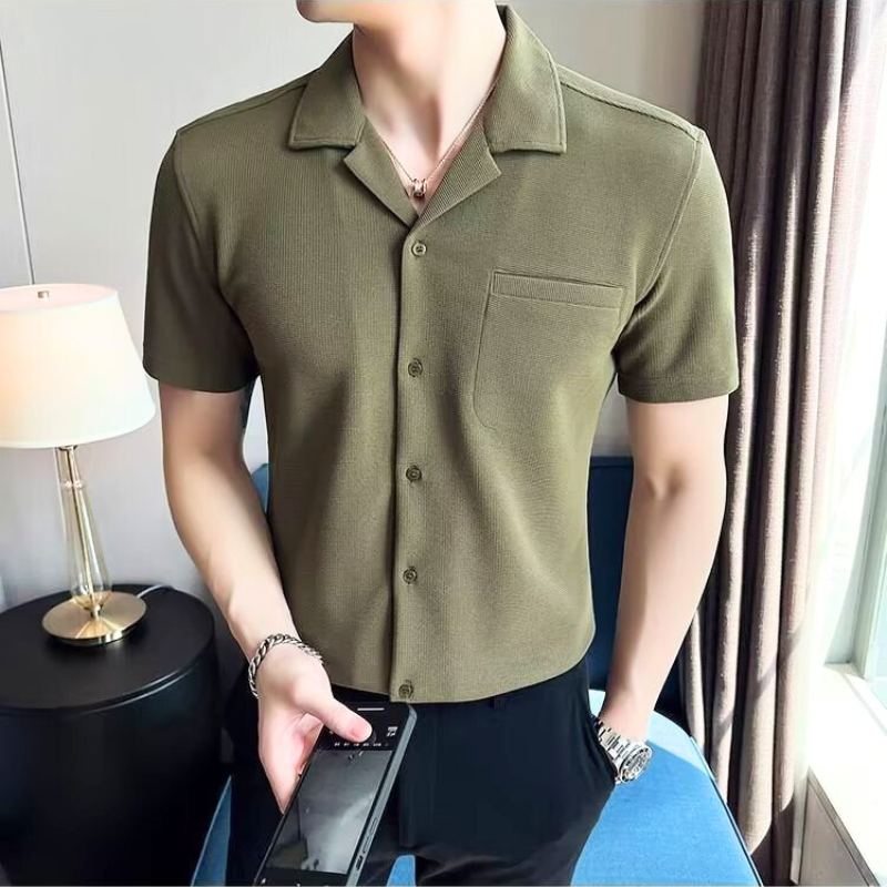カーキシャツでスマホを操作する男性