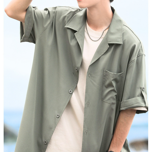 ロールアップ袖が映えるカーキの開襟シャツ