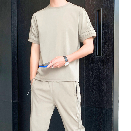 ベージュセットアップ 腕時計とスマホを持つ手元アップ