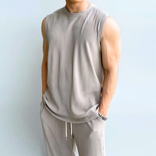 ベージュのノースリーブセットアップを横向きに着用したバストアップカット