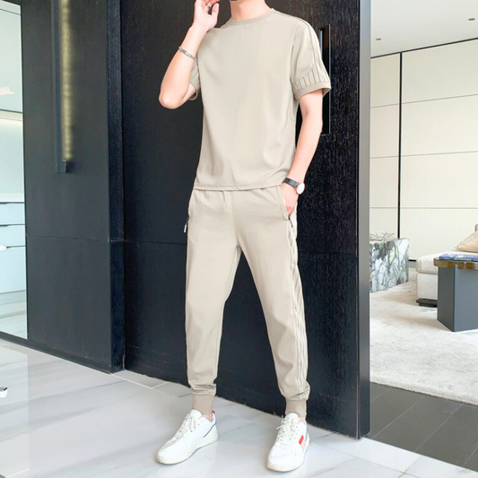 ベージュセットアップ 背景付きスタイリングカット