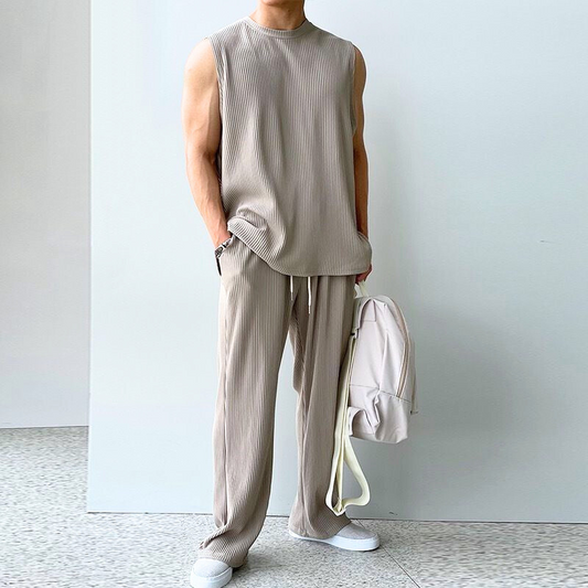 アイスシルク素材のノースリーブセットアップを正面から着用した全身コーデ(ベージュ)