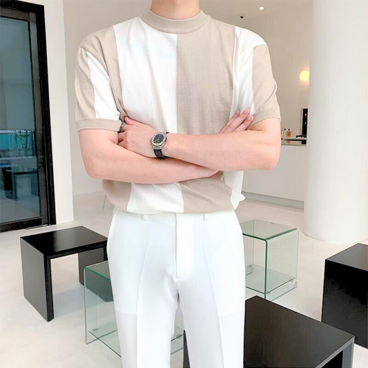 ベージュの太ストライプニットを白パンツと合わせたコーデ