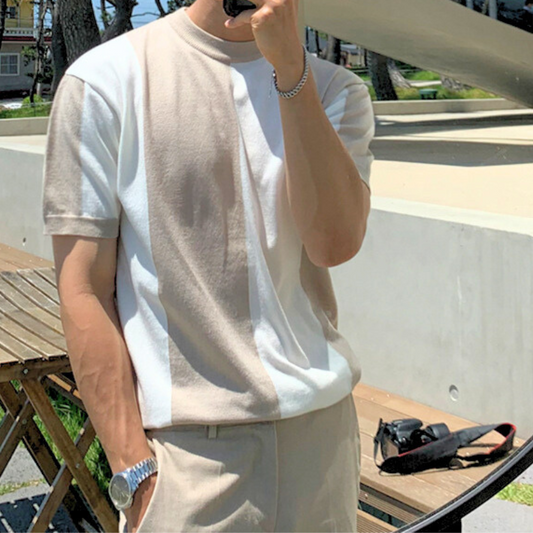 日差しの下で涼しげに着こなす白ベースのニットスタイル