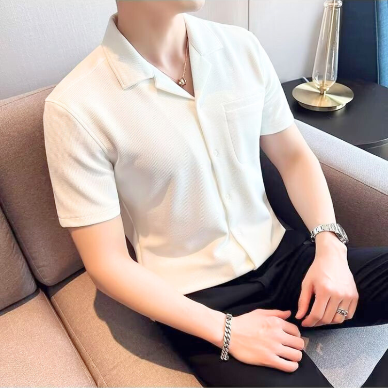 ホワイトシャツを涼しげに着こなす男性のサイドショット