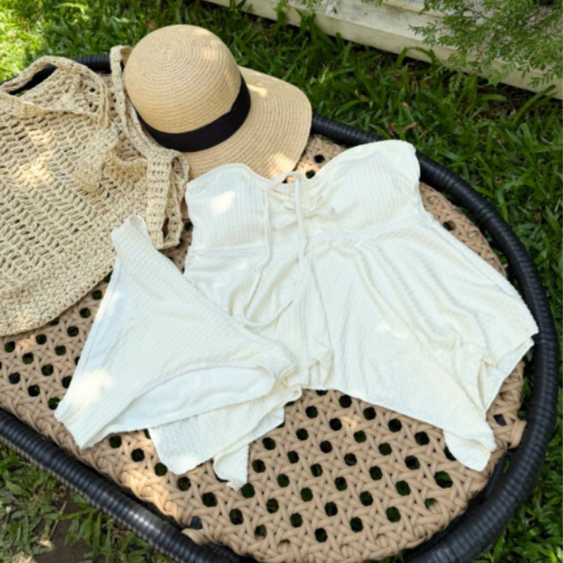 座っても映えるふわっとペプラムベアビキニ 清楚な印象のアイボリーカラー水着の平置き写真