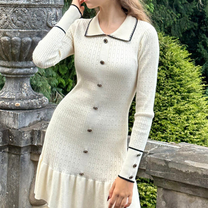 好印象を与える白ニットワンピで秋冬のお出かけにぴったり