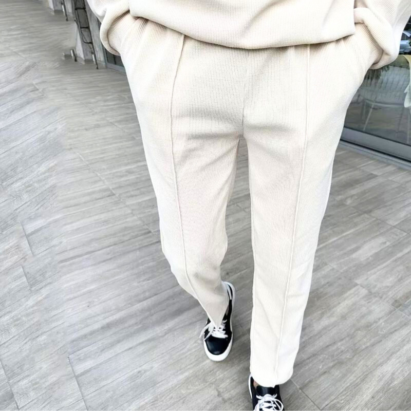 アイボリーのニットパンツ(フロントアップ・リラックスフィット)