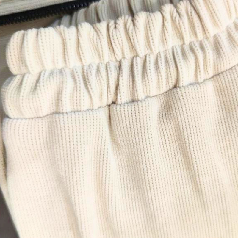 ワッフルニットパンツのウエスト部分アップ(アイボリーカラー)