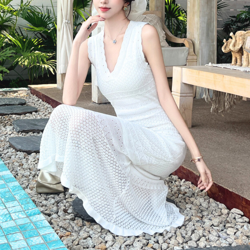 アイボリーの透け感がきれいな夏向けニットワンピース