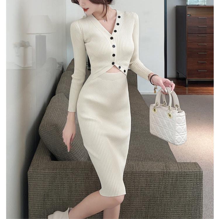 ミディ丈のタイトワンピース(アイボリー)