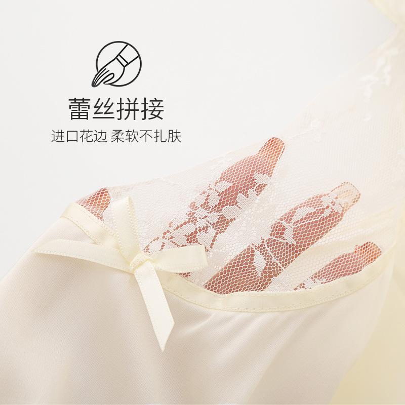 リボン付きの透け感レースが印象的な白パジャマ。女性らしいアクセントに。
