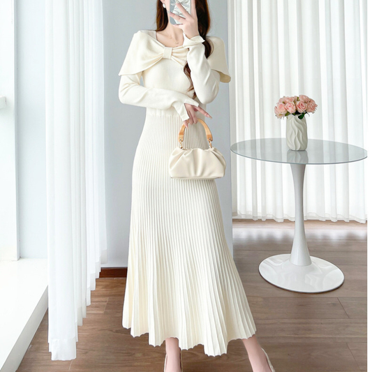 リボンショルダーが華やかなアイボリーニットワンピース。冬のデートにぴったりな清楚スタイル。