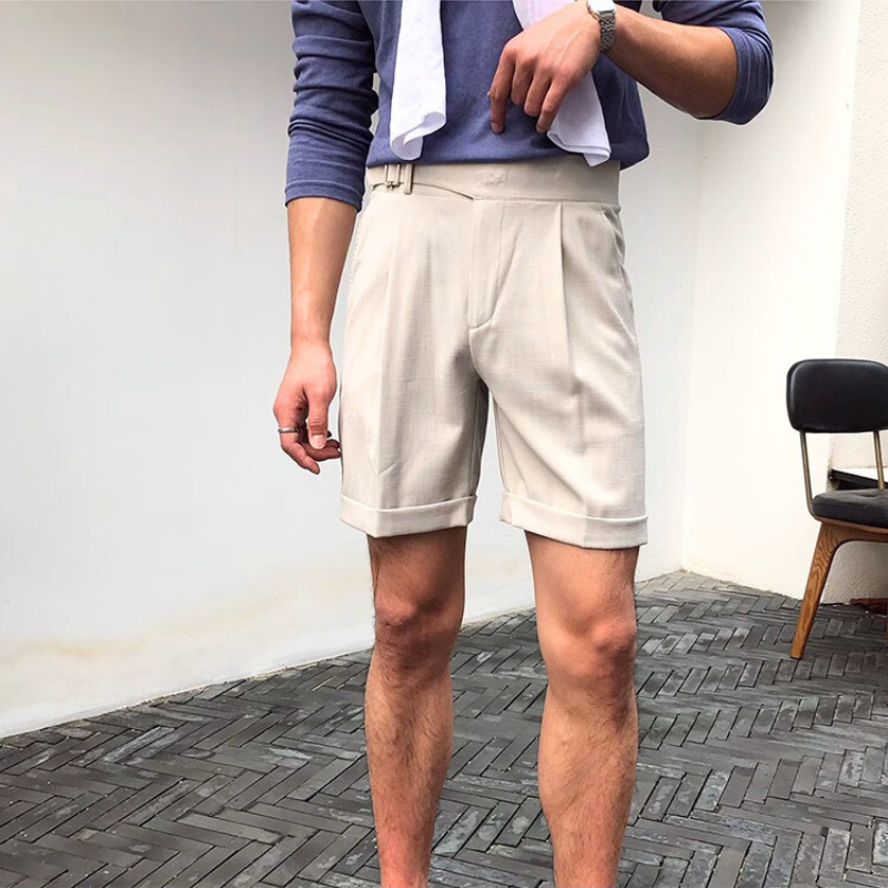 シンプルで大人っぽいアイボリーショートパンツの着こなし
