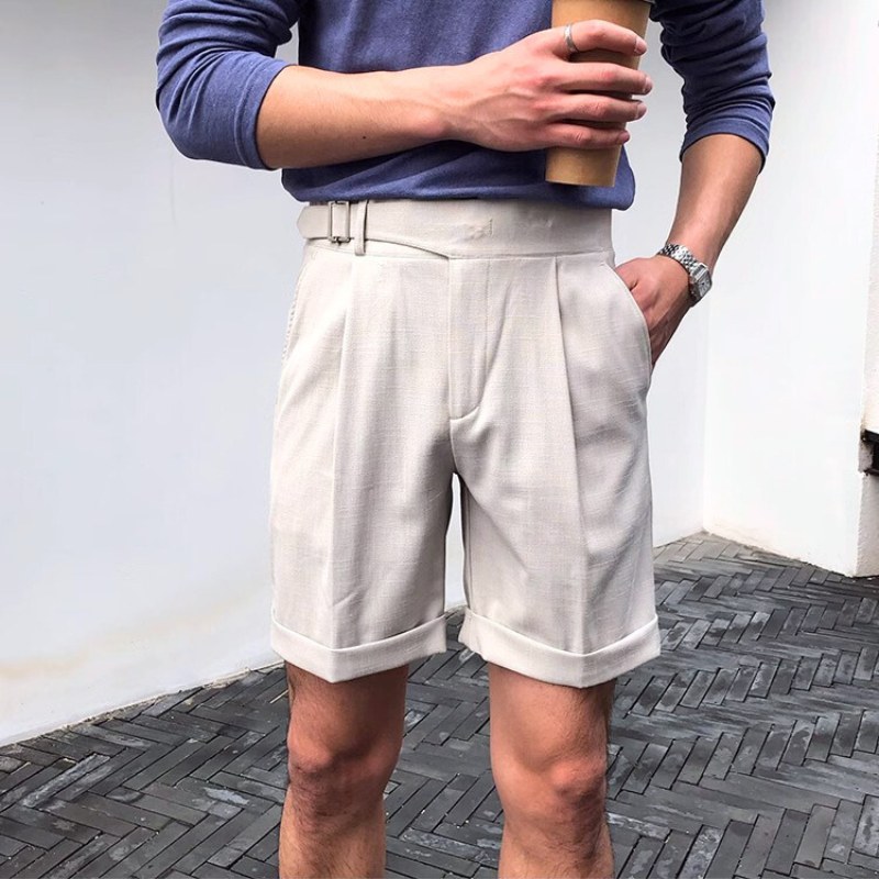 カフェスタイルの自然体コーデ アイボリーショートパンツ着用