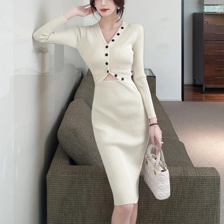 Vネック&ボタンデザインのリブニットワンピース(アイボリー)