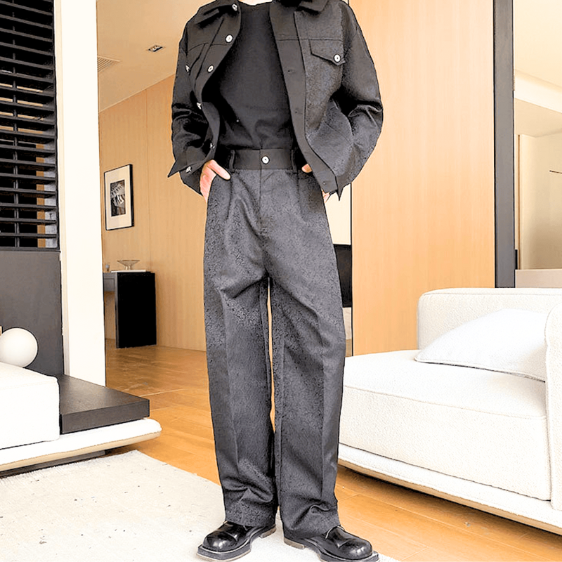 黒の異素材切替セットアップを着た男性の全身コーデ