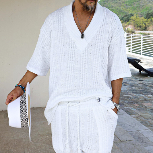 白ニットのディテールとVネックの襟元を写したアップ写真