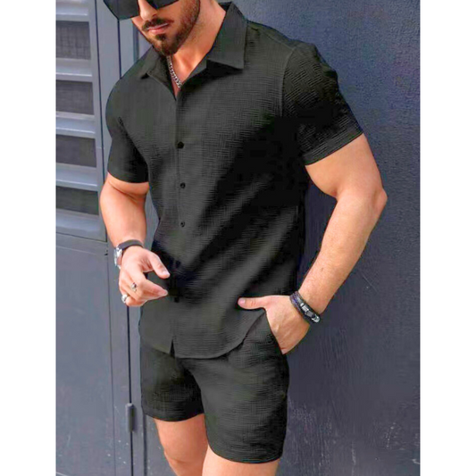 ブラックの立体ジャカードセットアップを着用した男性が前を見ている