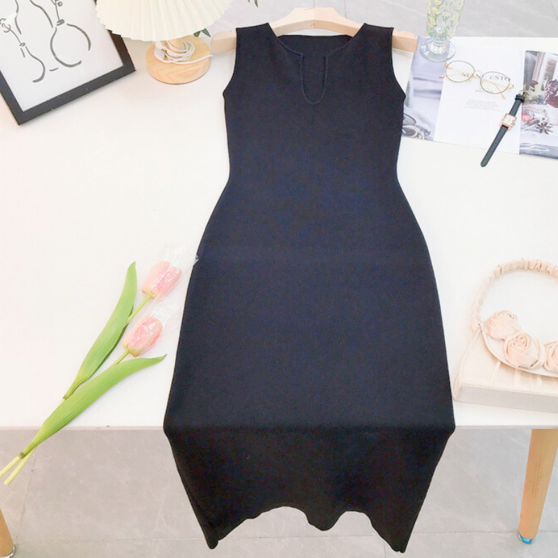 ハンガーにかけられたブラックニットワンピース