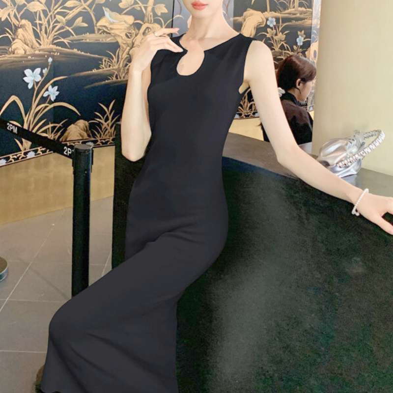 ブラックワンピース着用で壁に寄りかかる姿