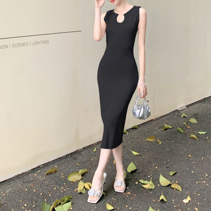 ブラックのノースリーブワンピで街歩きスタイル