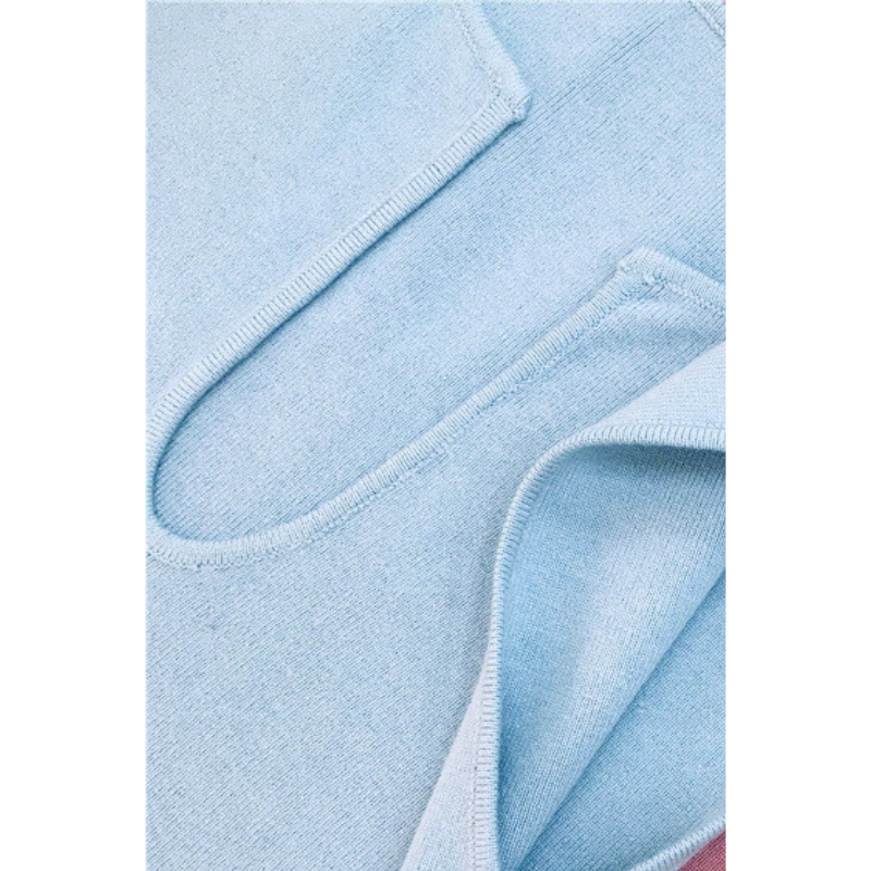 サックスブルーニット生地のキーネック部分アップ