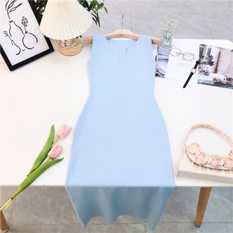 ハンガーにかけられたサックスブルーワンピースの平置き