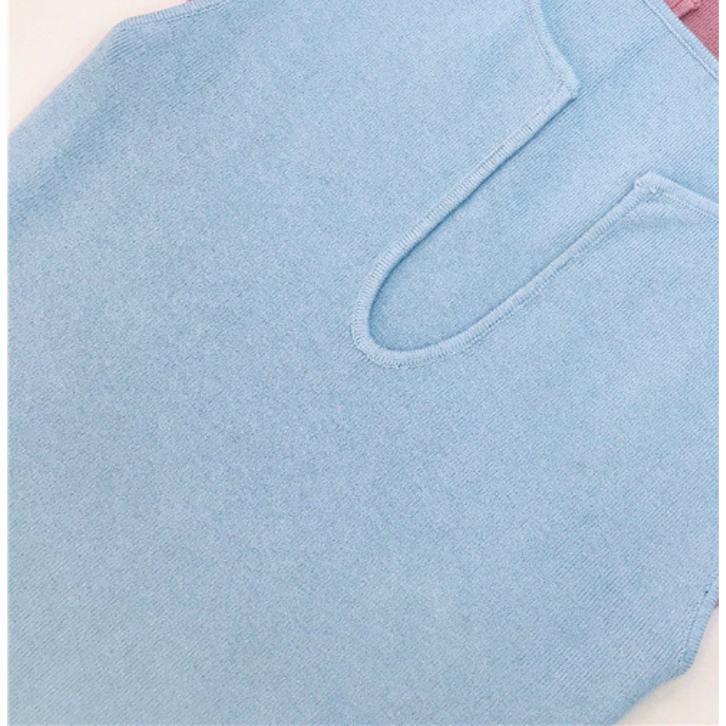 サックスブルーワンピースのフロントデザイン拡大