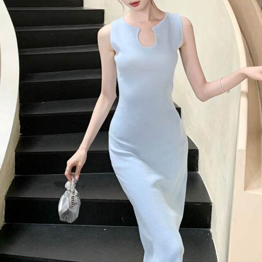 サックスブルーワンピースを階段でポージング