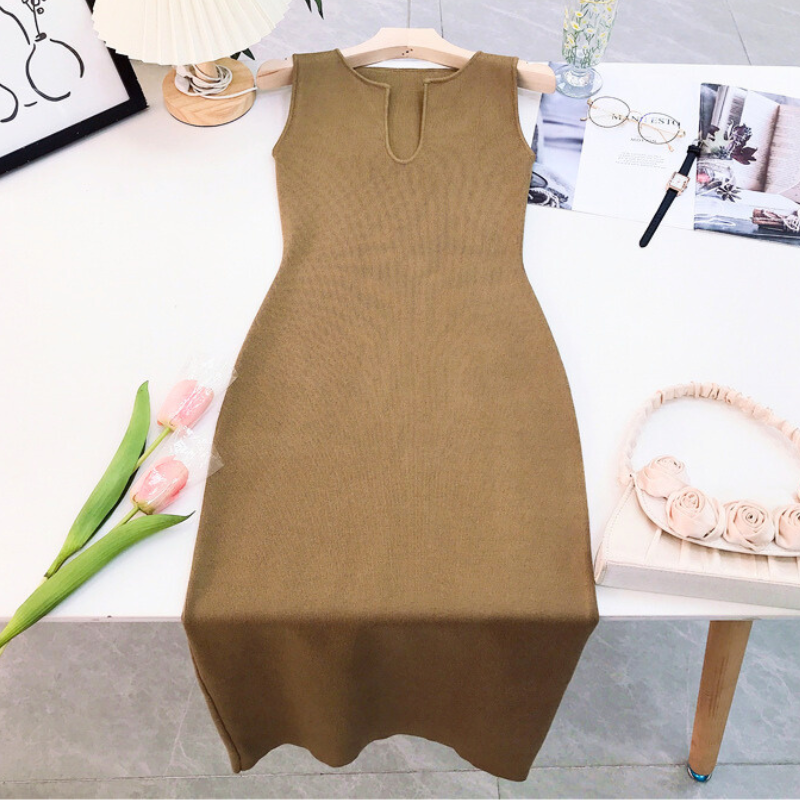 ハンガーにかけられたキャメルニットワンピース