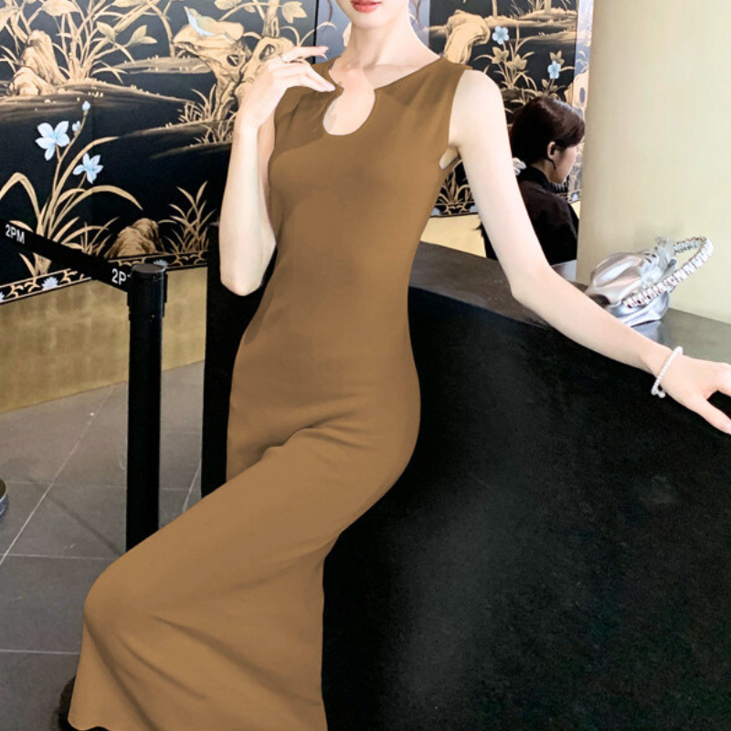 キャメルワンピース着用のサイド姿