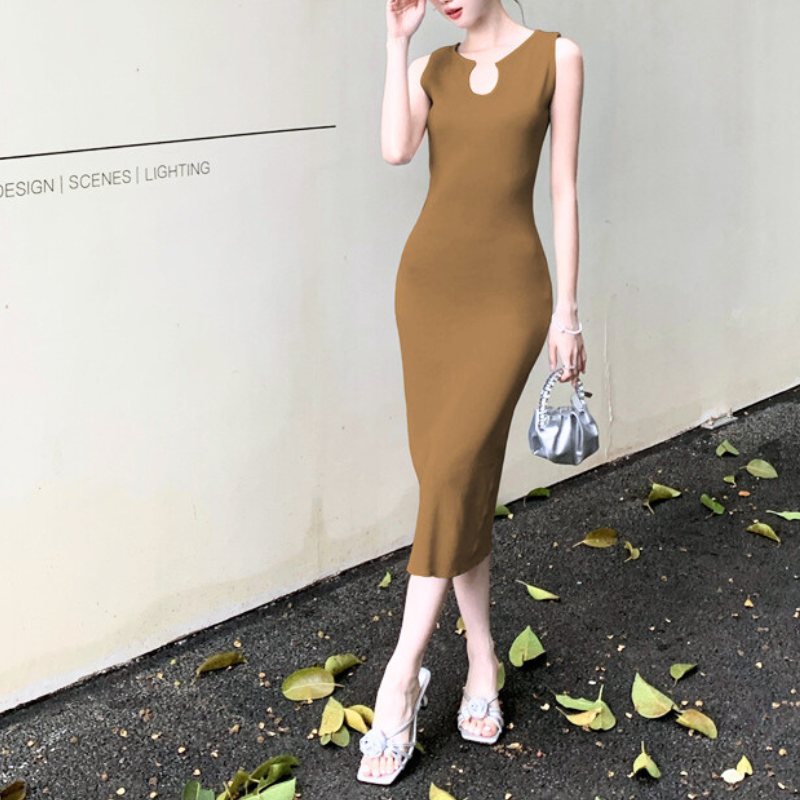 キャメルのキーネックノースリーブワンピース正面全身