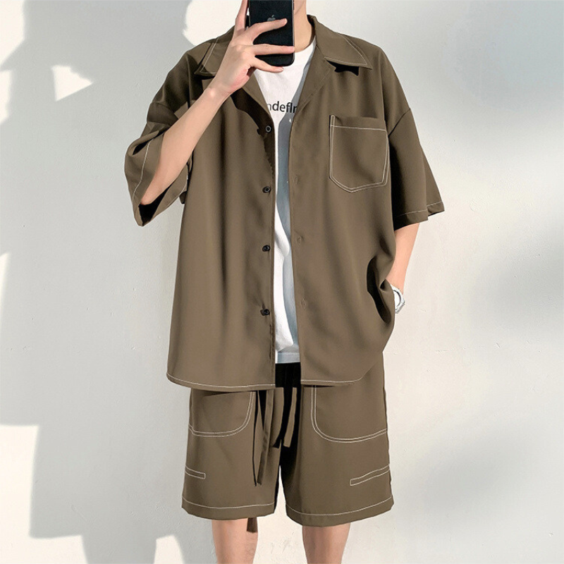 カーキセットアップを正面から着用した夏の定番コーデ