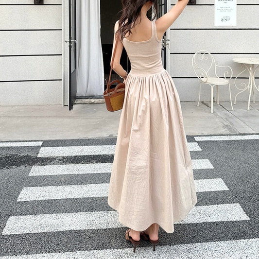 背面から見たふんわりシルエットの夏ワンピース