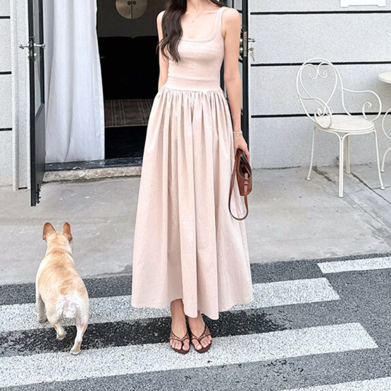 スカートのエアリー感が美しいリラックスコーデのワンピース