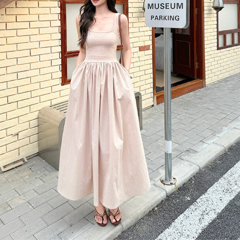 カフェ前で揺れるエアリースカートが魅力のワンピース