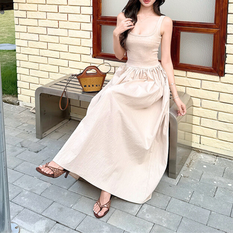 ベンチに座ってリラックスしたワンピースコーデ