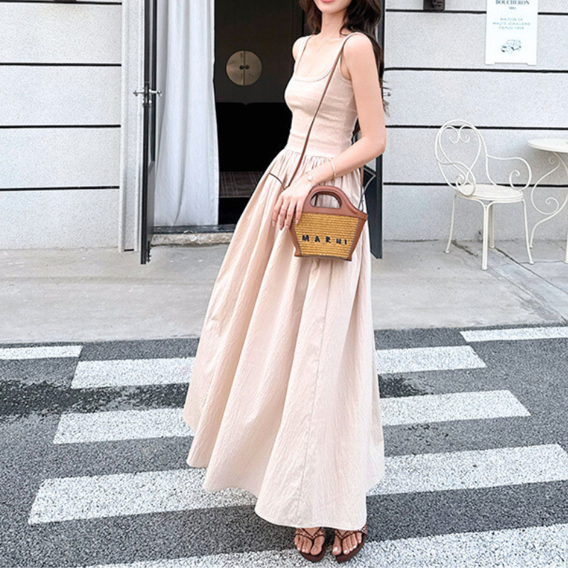 夏の街歩きに映えるナチュラルカラーのワンピーススタイル