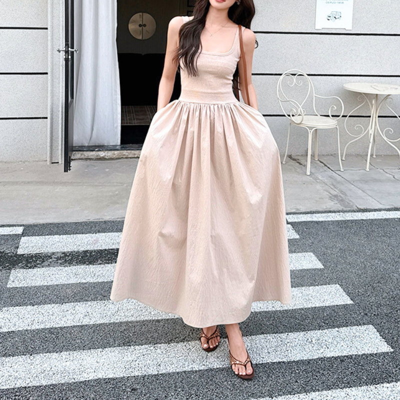 スカートをふんわり広げた夏映えワンピースコーデ