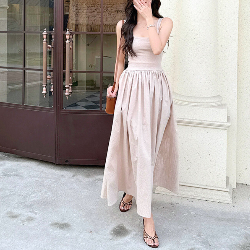 軽やかに歩くナチュラルカラーワンピースの前姿