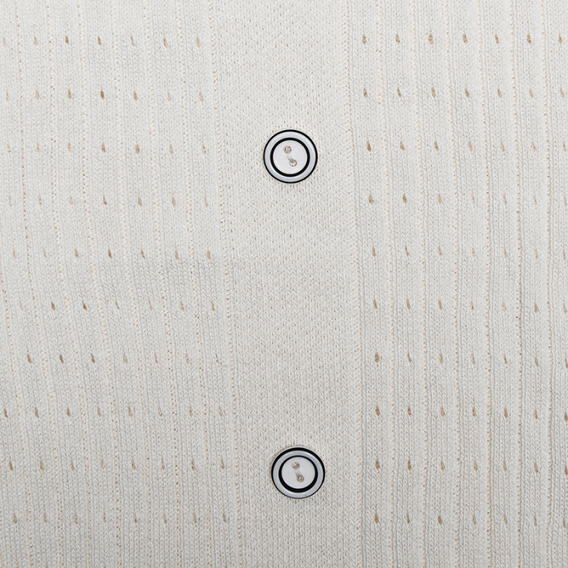 ニット素材とボタンデザインがアクセントの秋冬ワンピ