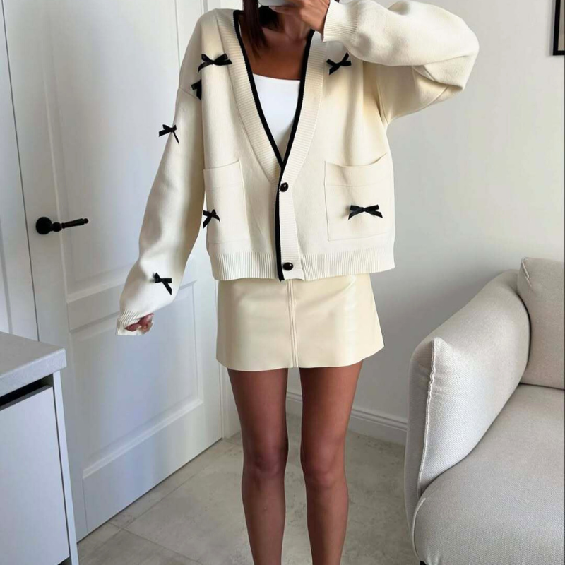 黒リボン付きカーディガンをミニスカートに合わせた好印象デートコーデ|春・秋・冬におすすめのモテ服