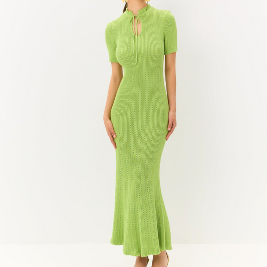 グリーンの透かし編み半袖ニットワンピース 全身正面スタイル