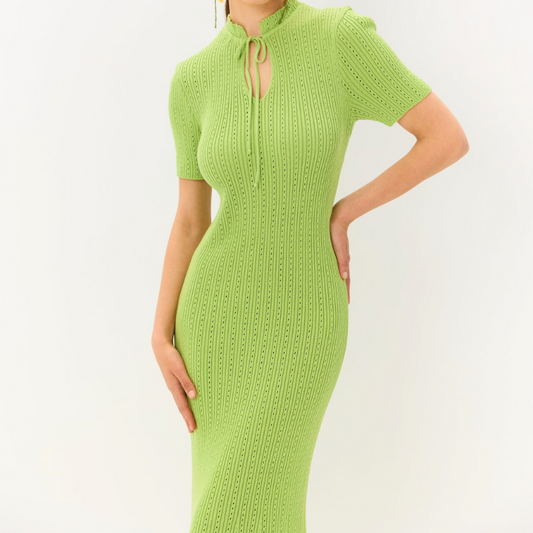 グリーンのマーメイドシルエットが映える横姿