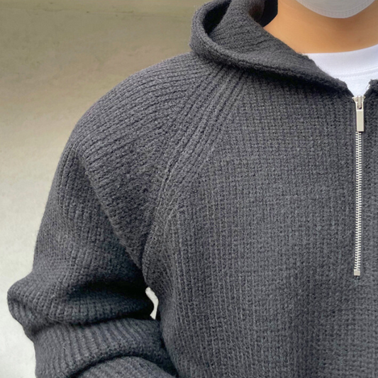 ブラックカラーのニットを斜めから写した質感重視ショット