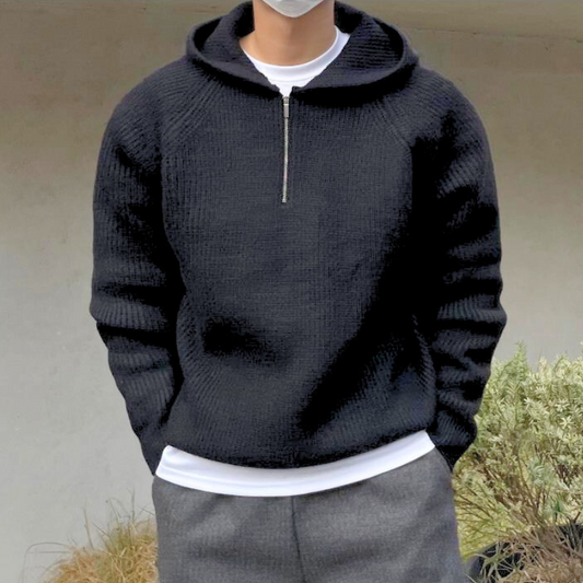 ブラックニットを正面から着用したスタイリング画像